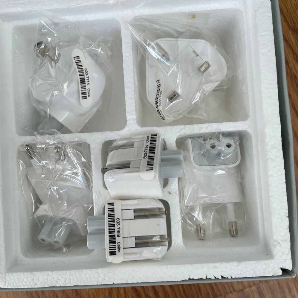 NEW IN BOX Apple World Travel Adapter Kit M8794G/B with 6 adapters
